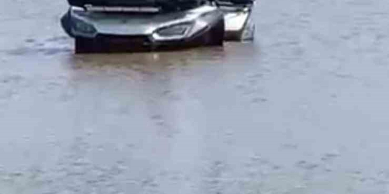 ATV ile girdiği gölde balçığa saplandı