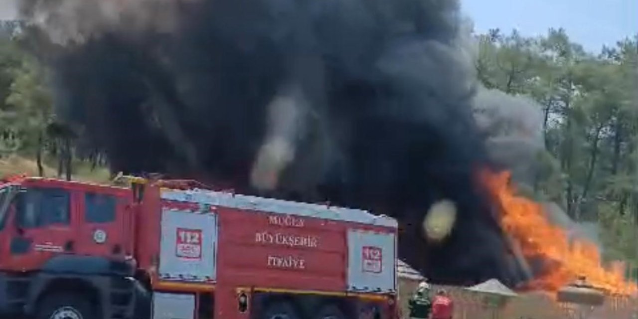 Hasır ürünlerin satışının yapıldığı iş yeri alevlere teslim oldu