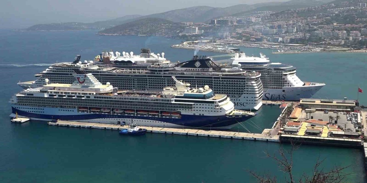 Kuşadası’na üç gemiyle toplam 9 bin 600 turist geldi