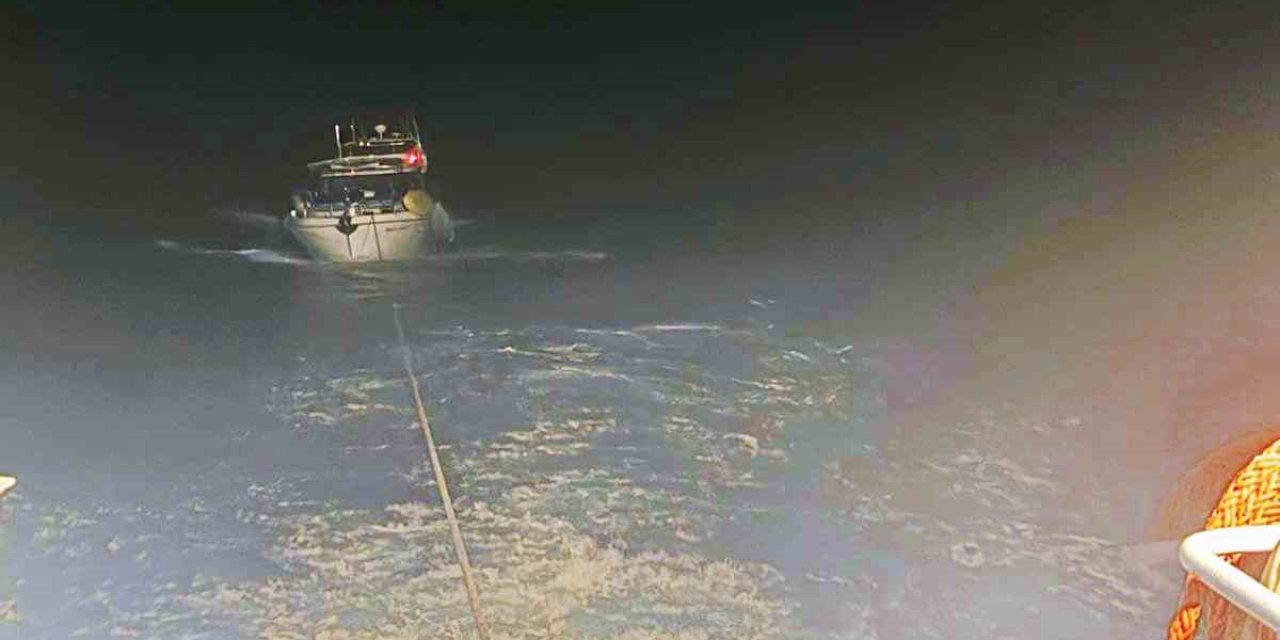 Dalaman açıklarında sürüklenen tekne kurtarıldı