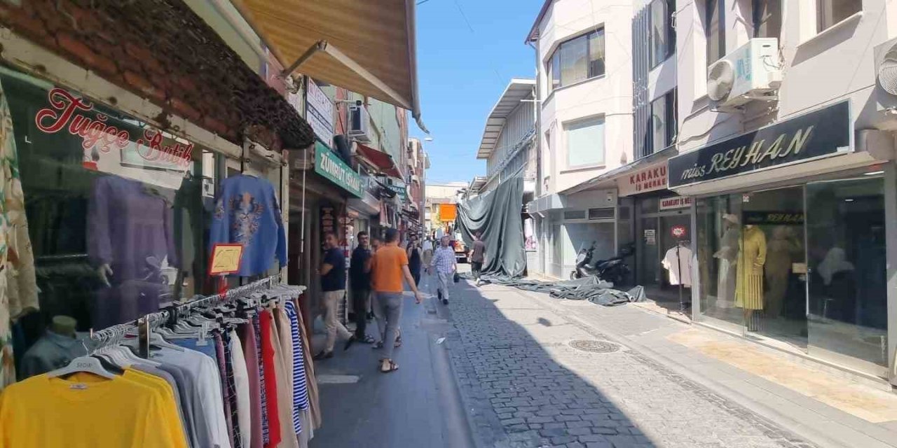 Merkezefendi Belediyesi kendi taktığı tenteyi kendisi söktü