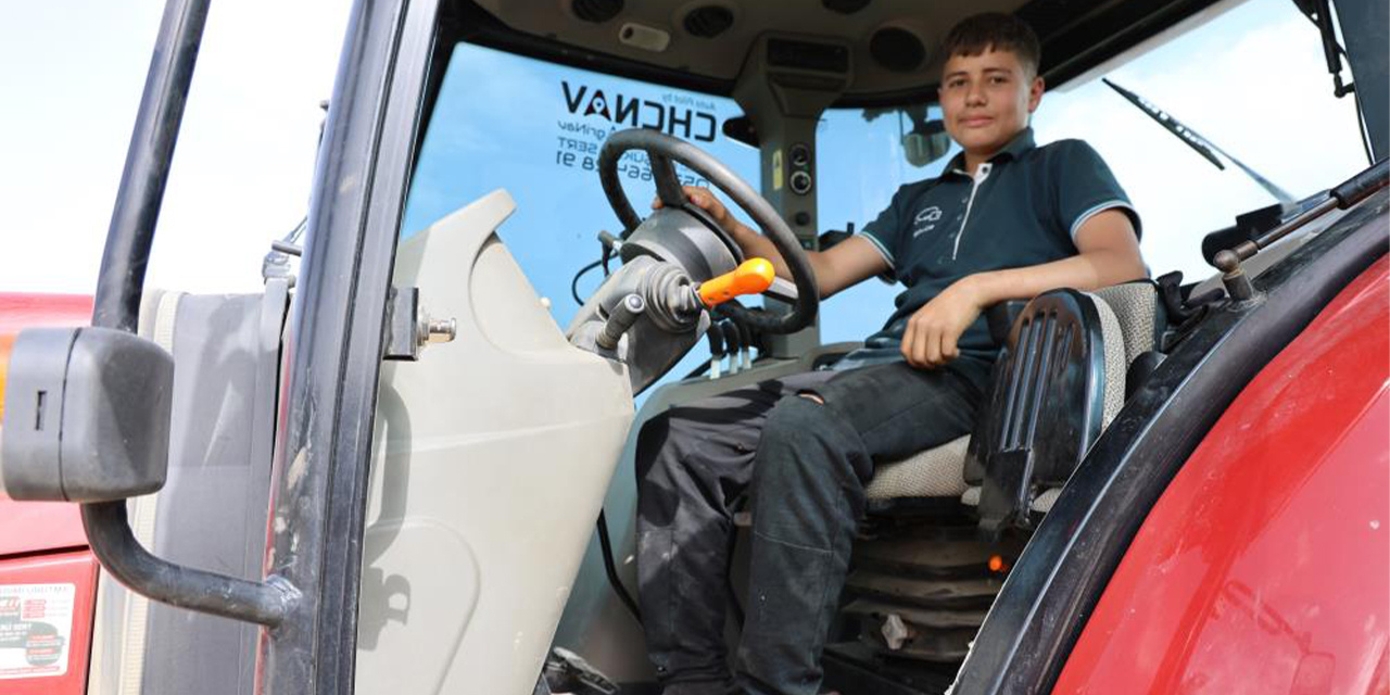 14 yaşında hem okuyor hem 300 dönüm arazi işliyor