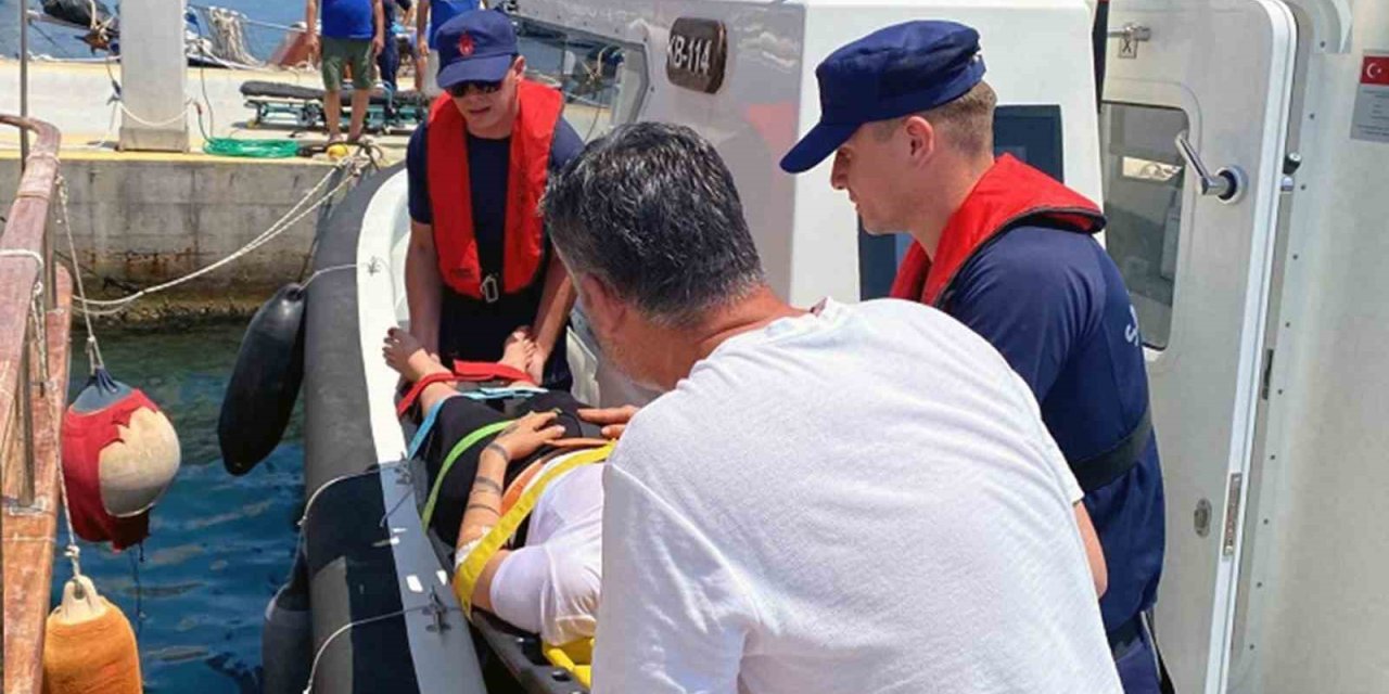 Yelkenli teknede rahatsızlanan vatandaşa tıbbi tahliye