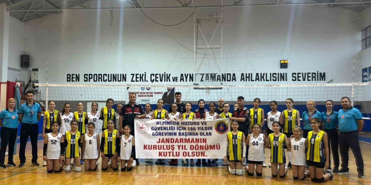 Voleybolcular, jandarmayı unutmadı