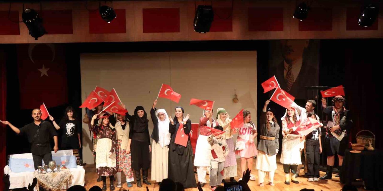 Nazilli’de tiyatro oyununa ilgi yoğun oldu