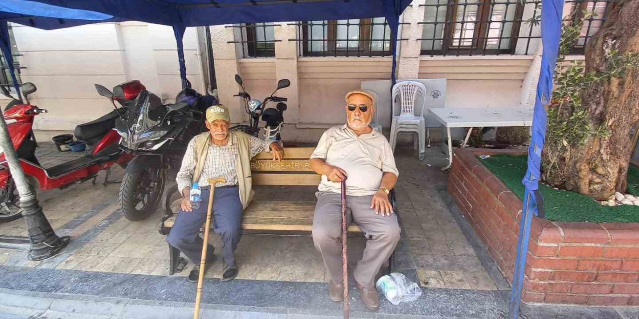 Aydın’da termometreler 39’u gösterdi, vatandaşlar gölgeye sığındı