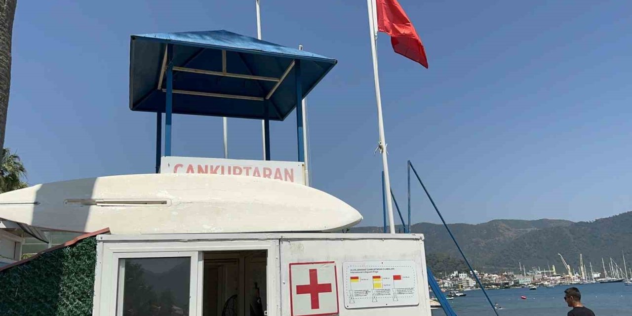 Marmaris’te Mavi bayraklı halk plajında cankurtaranlar göreve başladı
