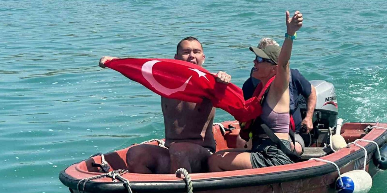 Tuna Tunca, Manş Denizi’ni yüzerek geçen otizmli ilk Türk sporcu oldu