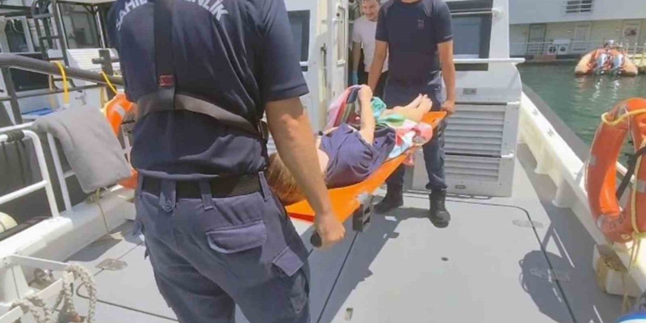 Gezi teknesinde rahatsızlanan vatandaşa tıbbi tahliye