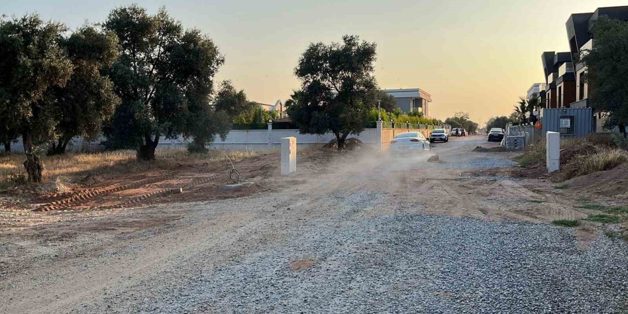 Efeler’de vatandaşlar isyan etti, Belediye Başkanı Yetişkin’e seslenen vatandaşlar ’yol’ istedi