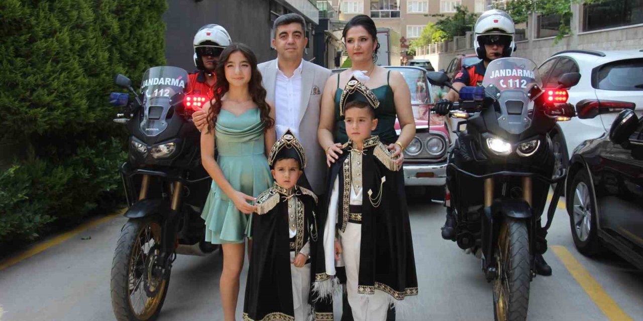 Hem teşkilat gururunu hem baba sevincini bir arada yaşadı