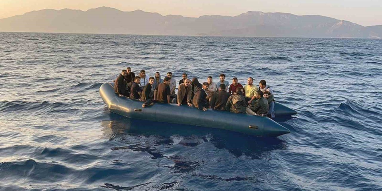 Yunanistan’ın geri ittiği 21 düzensiz göçmen kurtarıldı