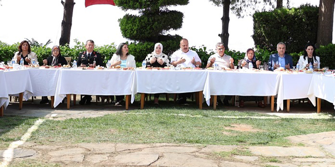 Anlamlı günde anlaşılmaz tavır: Çerçioğlu, şehit ailelerini selamlamadan alanı terk etti