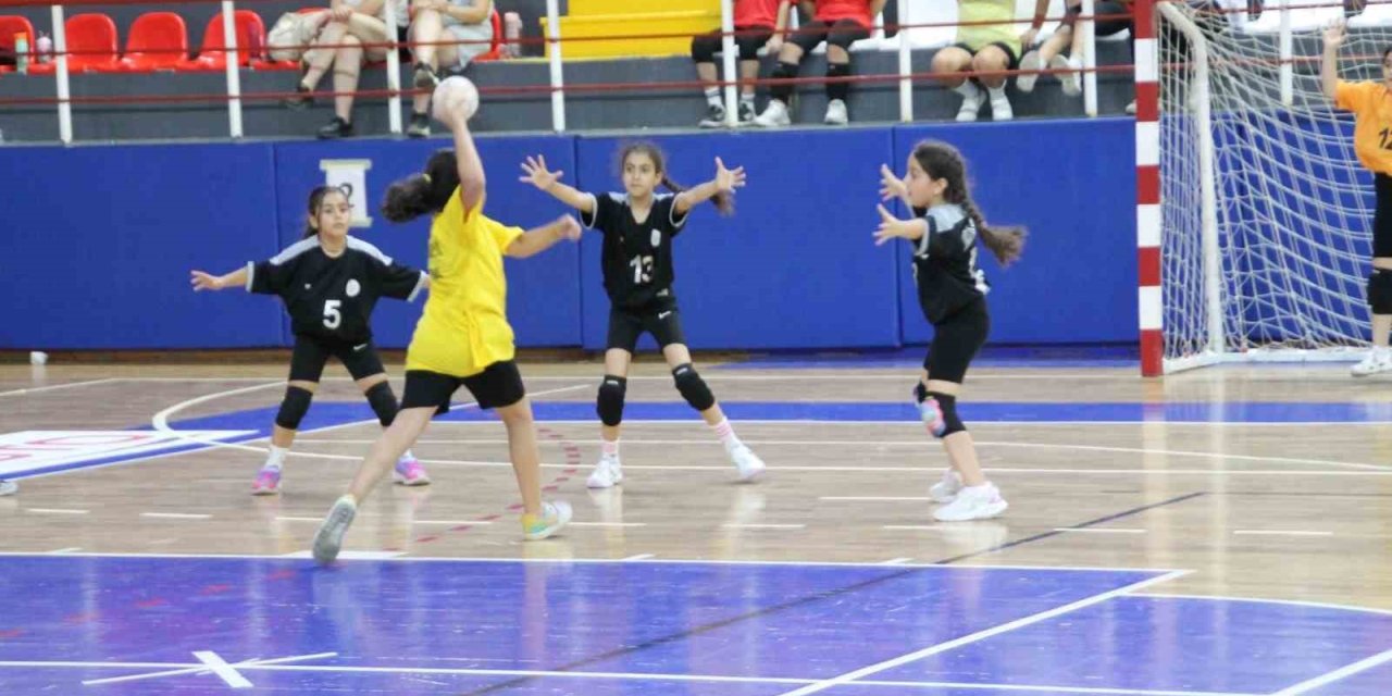 Minik Eller Hentbol Şenliğinde ödüller sahiplerini buldu