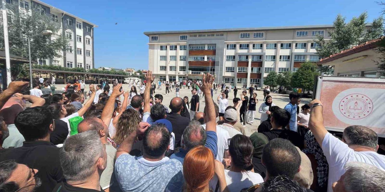 Veliler LGS’ye giren çocukları kadar heyecan yaşadı