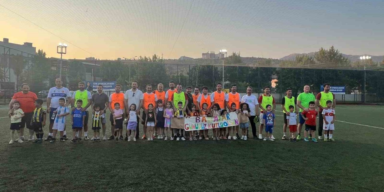 Babaları sahada çocuklar ise tribünde ter döktü