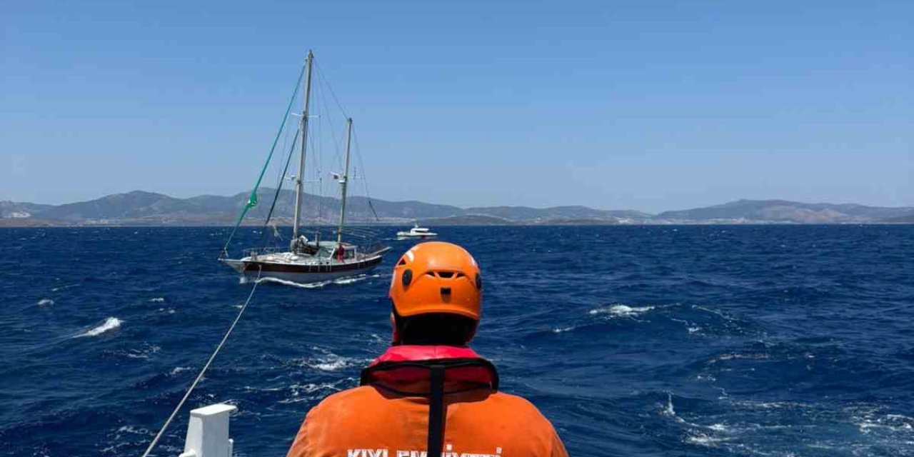 Bodrum’da sürüklenen tekne KIYEM ekiplerince kurtarıldı