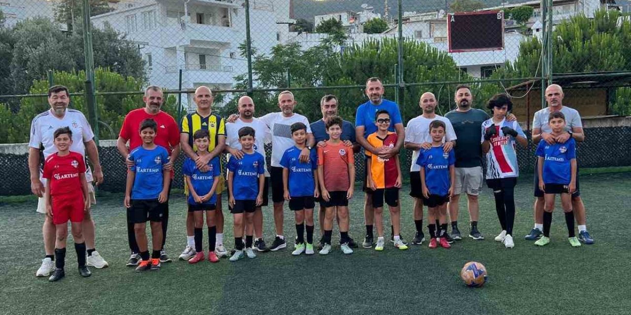Futbol sahasında Babalar Günü coşkusu