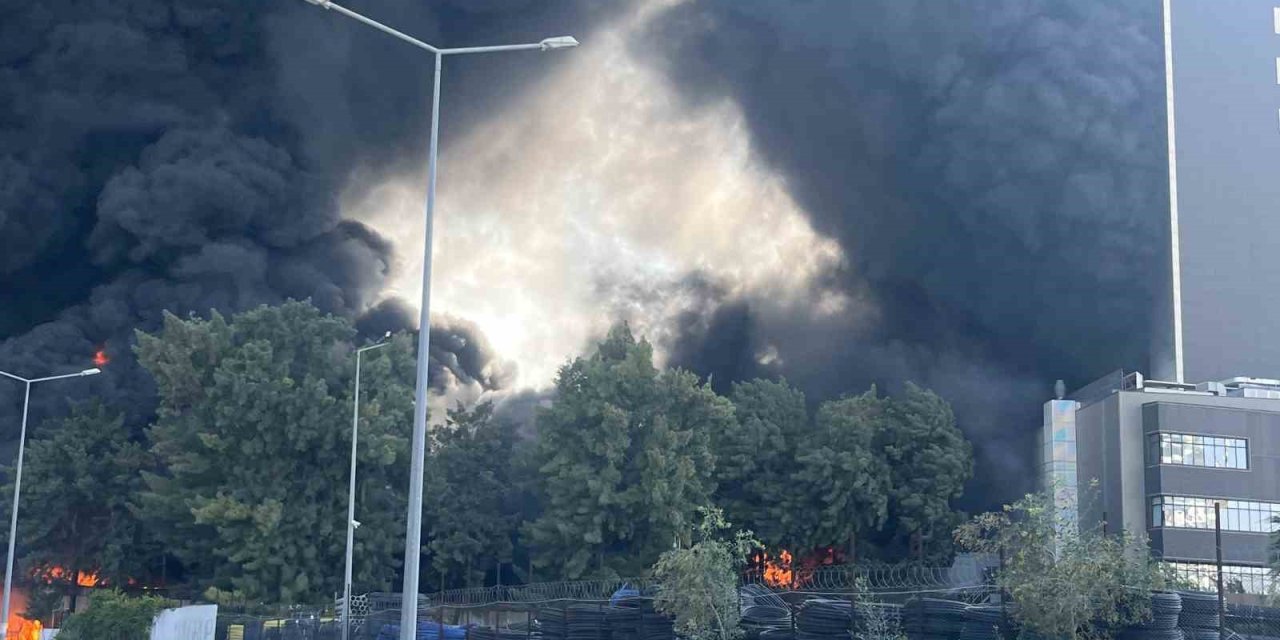 İzmir Valiliğinden depo yangınıyla ilgili açıklama