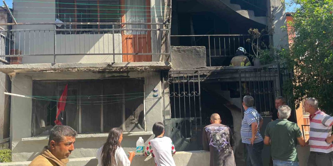 İzmir’de 4 katlı binanın zemin katında yangın çıktı