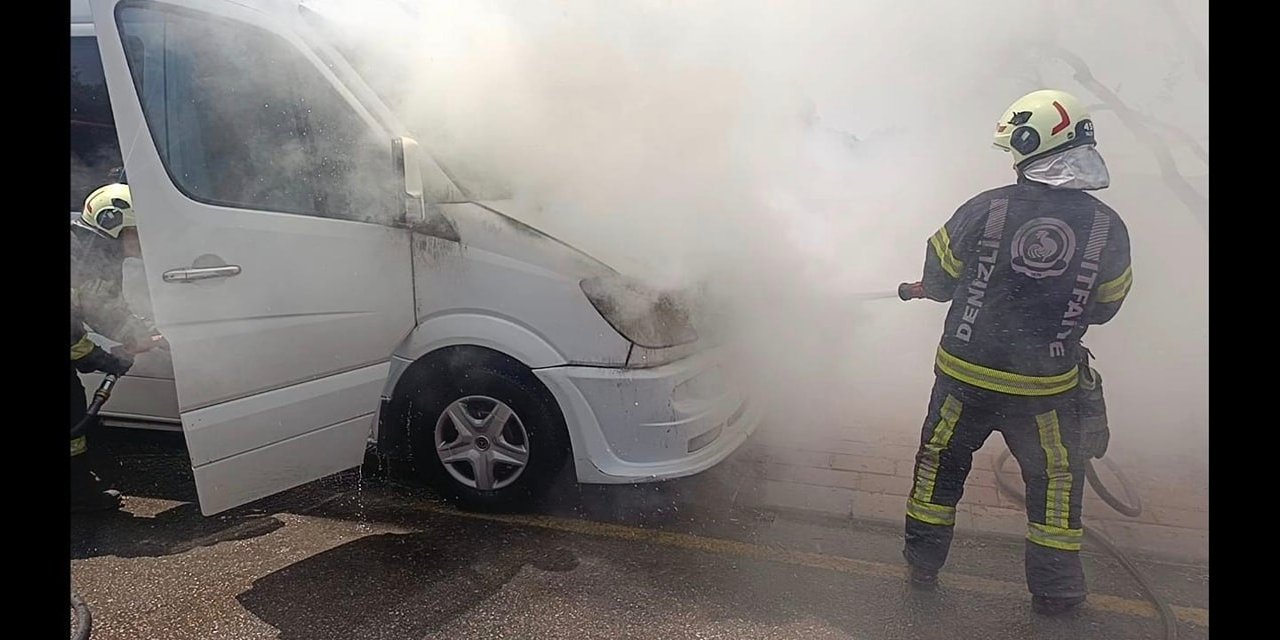 Seyir halindeki işçi servisi bir anda alev aldı