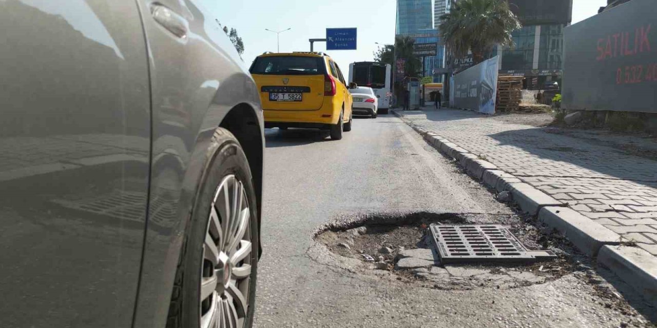 Trafik yoğunluğu ve çukurlar İzmir ulaşımında sürücüleri bezdiriyor