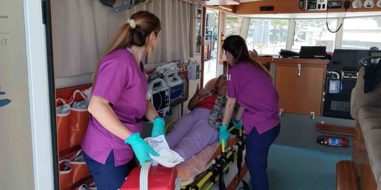 Denizde parmağı koptu, deniz ambulansıyla Bodrum’a getirildi