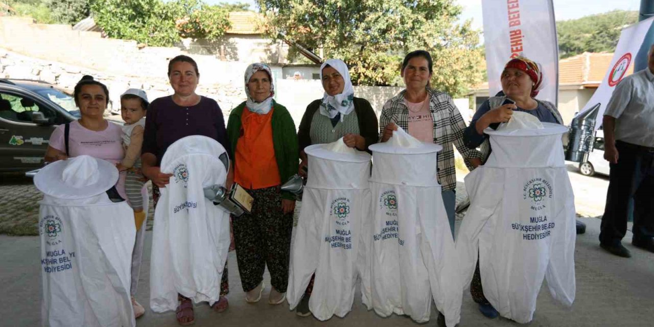 Muğla Büyükşehir’den arıcılara maske desteği