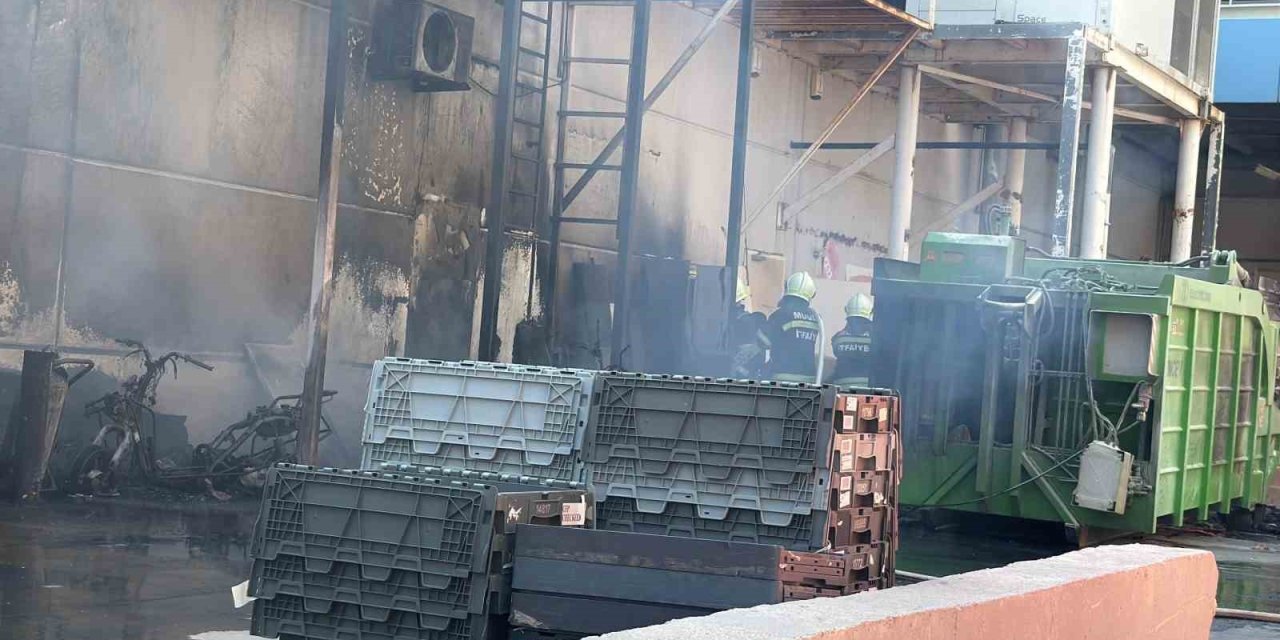 Bodrum’da bir AVM’nin geri dönüşüm alanında çıkan yangın korkuttu