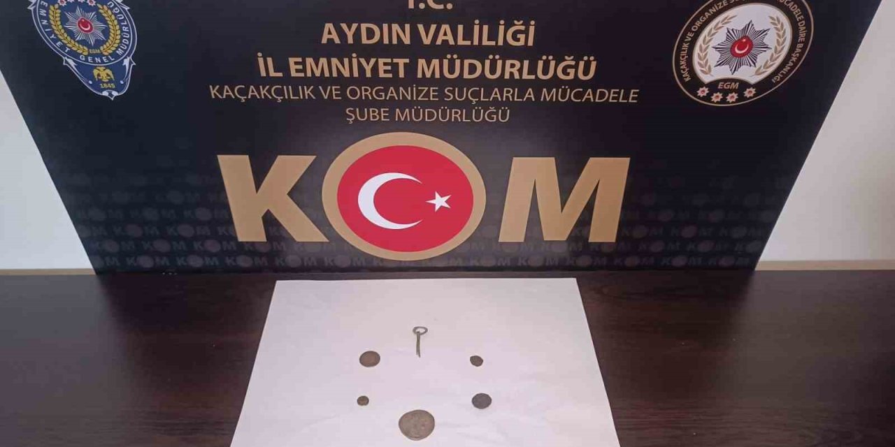 Evde saklanan tarihi paralar ve broş ele geçirildi
