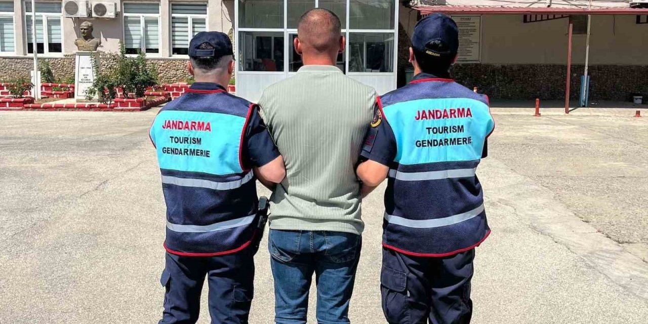 Aranan şahıslar jandarmadan kaçamadı