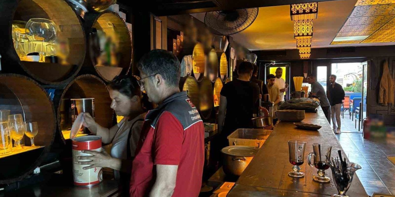 Marmaris’te gıda denetimleri gece saatlerinde de sürüyor