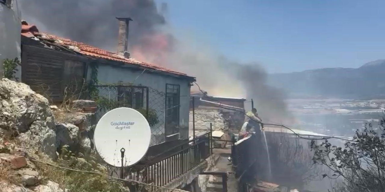 İzmir’de bahçede çıkan yangın eve ve depoya sıçradı