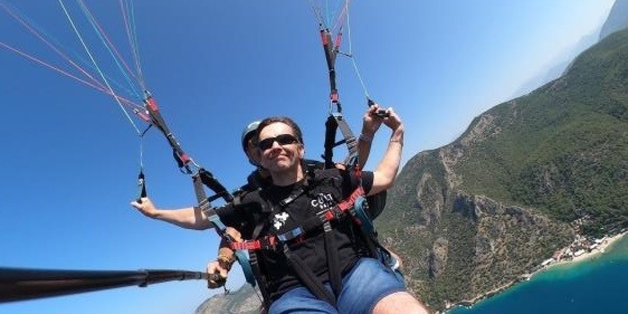 Görme engelli İngiliz turist Babadağ’dan uçtu