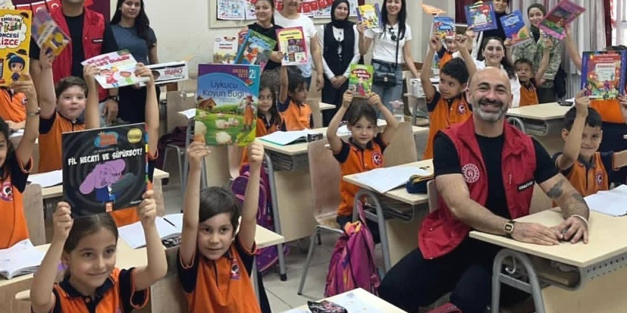 Köşk MYO öğrencileri 100. Yıl Atatürk İlkokulu’na kitap bağışında bulundu