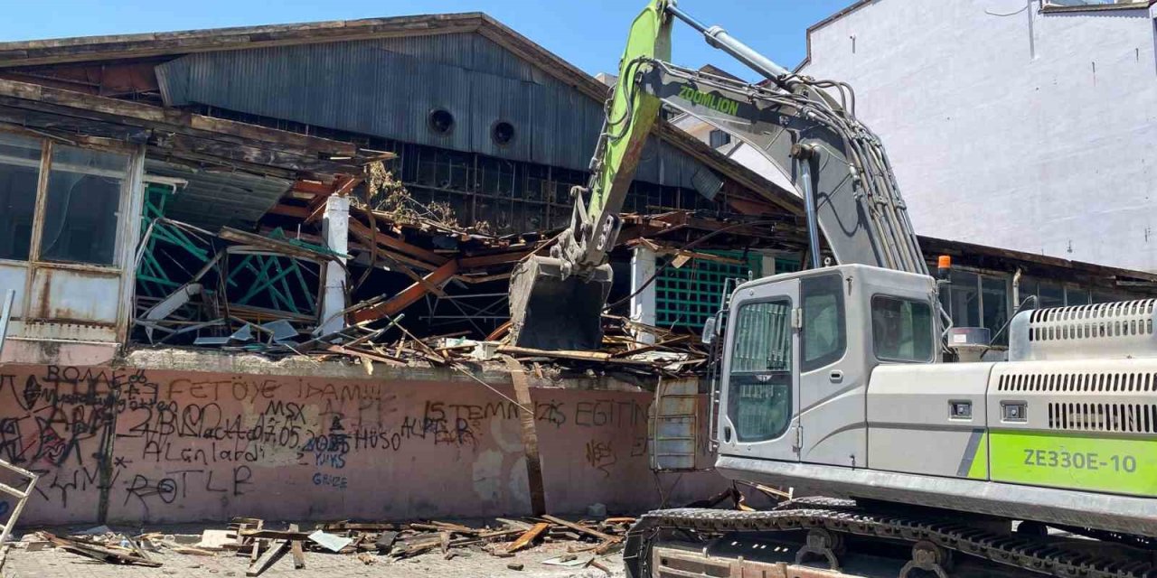 Mimarlardan büyükşehre tepki; "Denizli’ye sormadan 69 yıllık tarihi yok ettiniz"