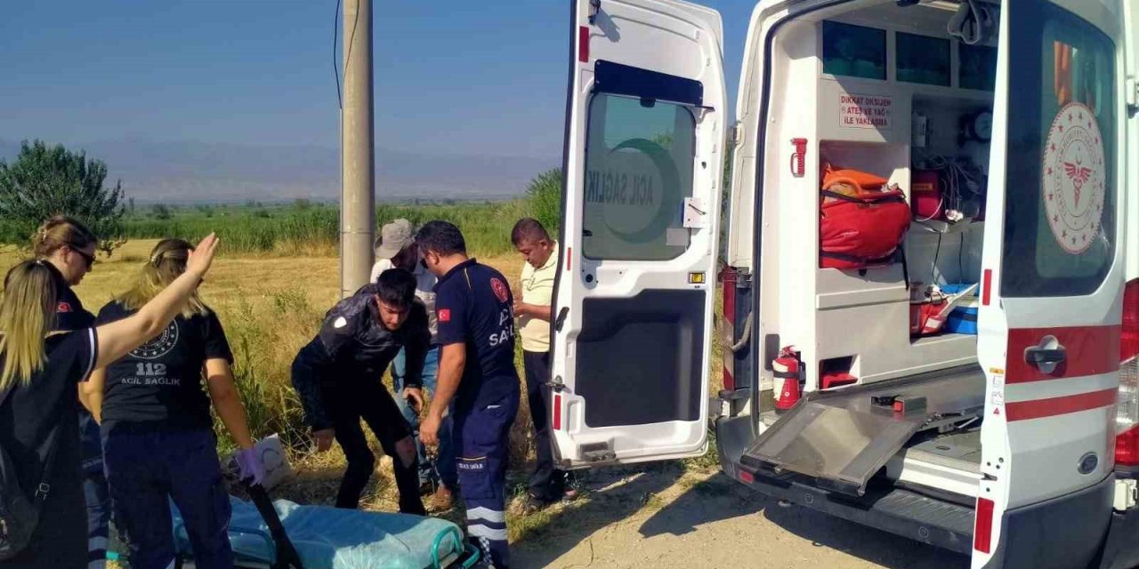 Otomobil ile çarpışan motosiklet sürücüsü tarlaya uçtu