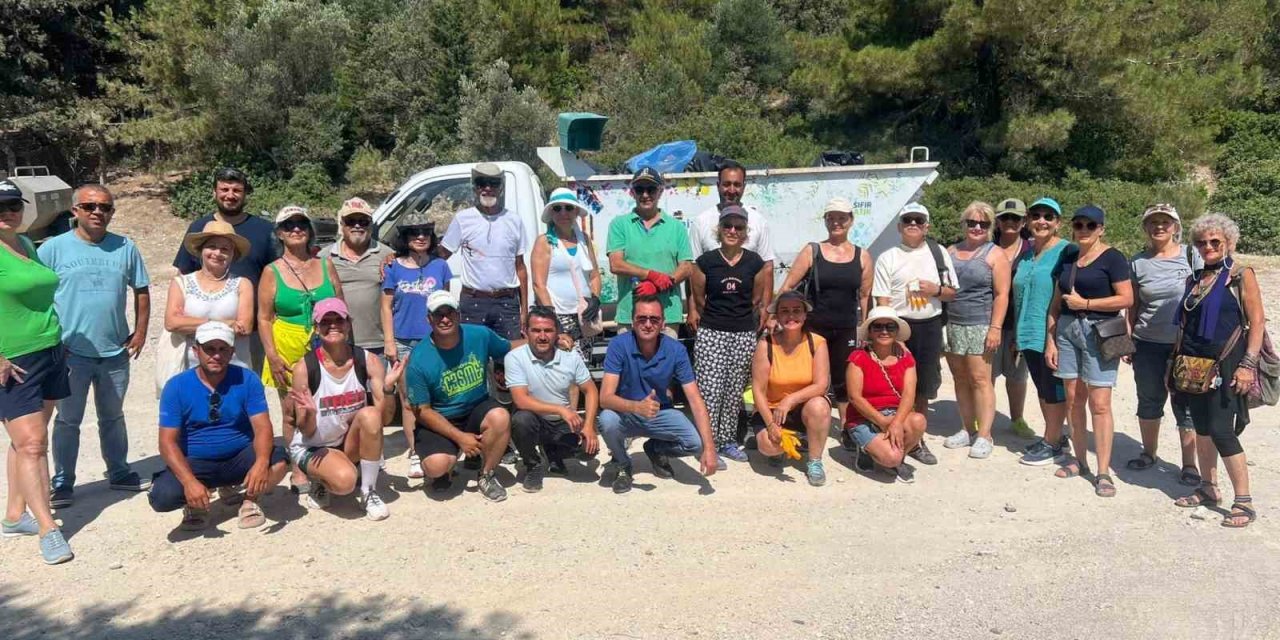 Çeşme’de duyarlı vatandaşlardan örnek temizlik etkinliği