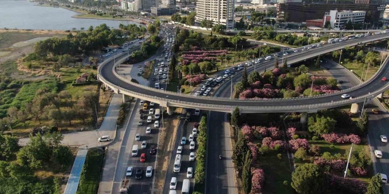 İzmir’de trafiğe kayıtlı araç sayısı 2 milyonu aştı