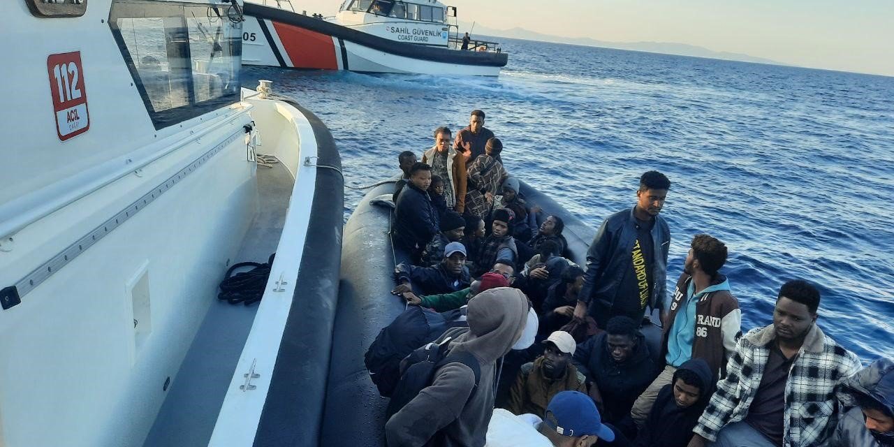 İzmir açıklarında 20 düzensiz göçmen yakalandı, 34 göçmen kurtarıldı