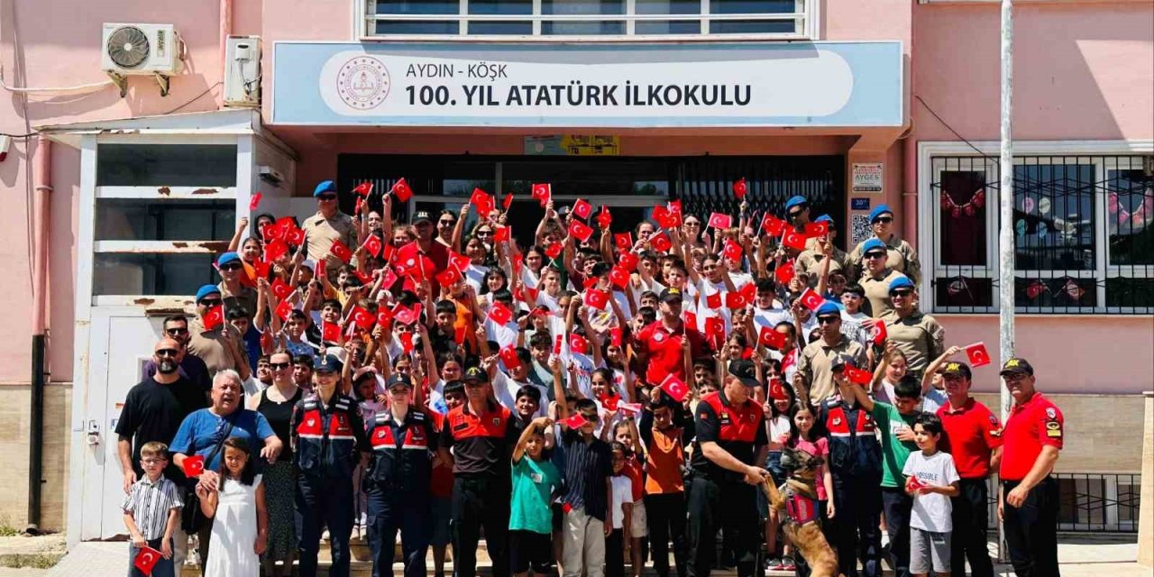 Jandarma sürprizle geldi, çocuklar sevindi