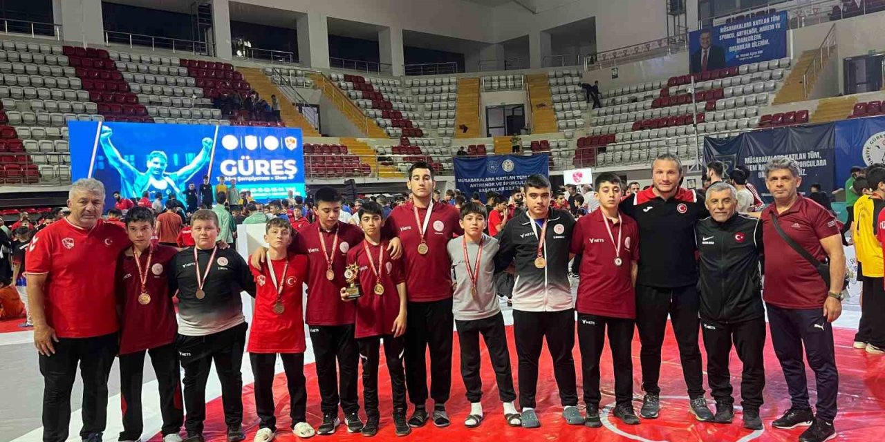 Muğlalı güreşçiler Sivas’tan madalya ile döndü