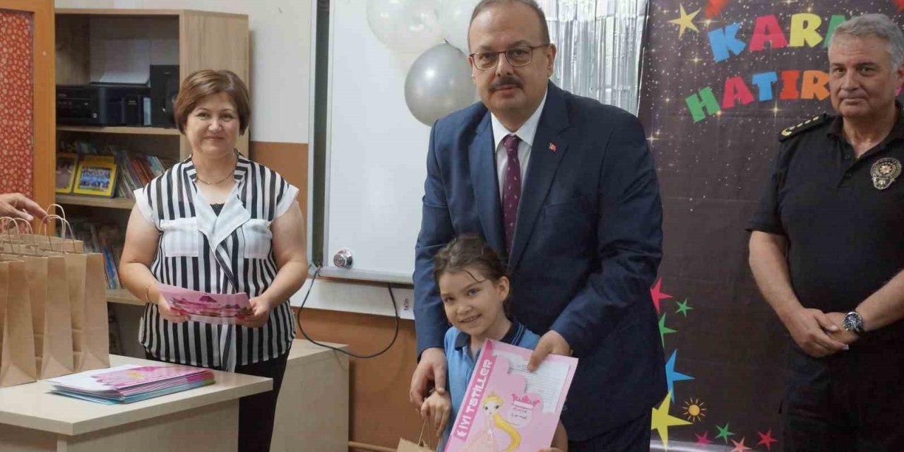 Öğrencilerin karnelerini Vali Canbolat verdi