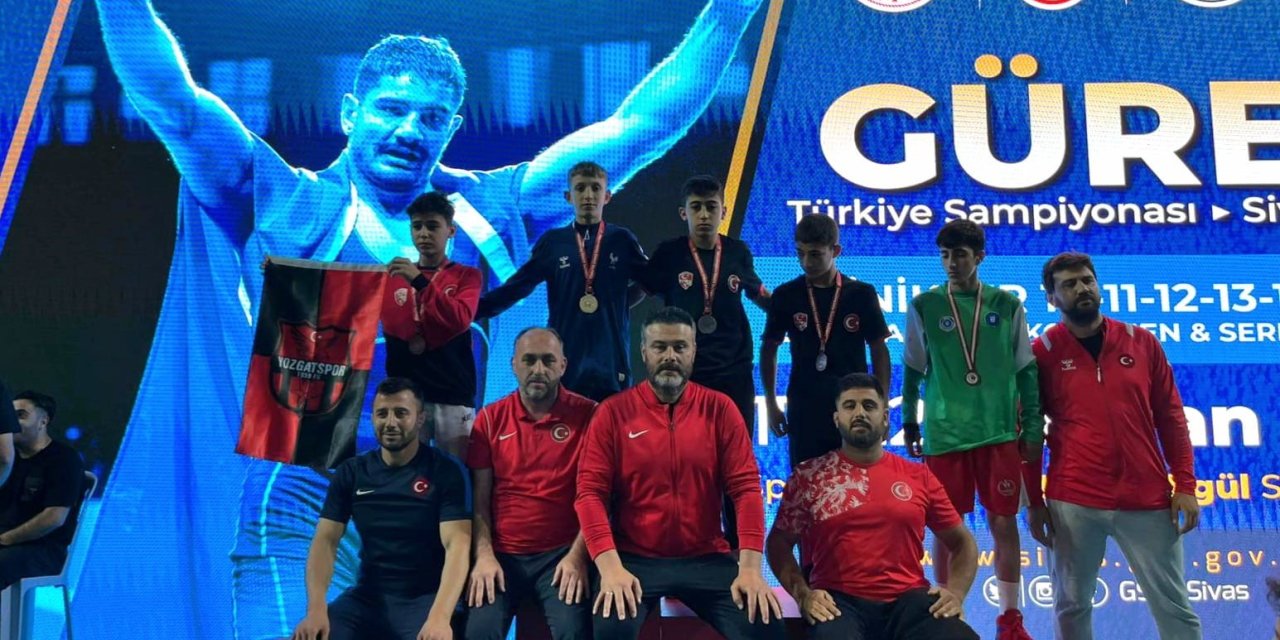 Denizlili güreşçiler Sivas’ta fırtına gibi esti