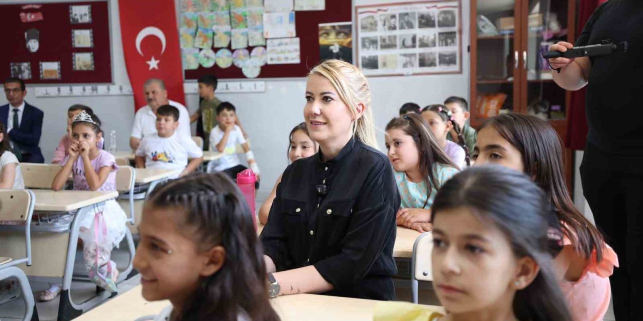 Başkan Doğan miniklerin karne gününde yalnız bırakmadı