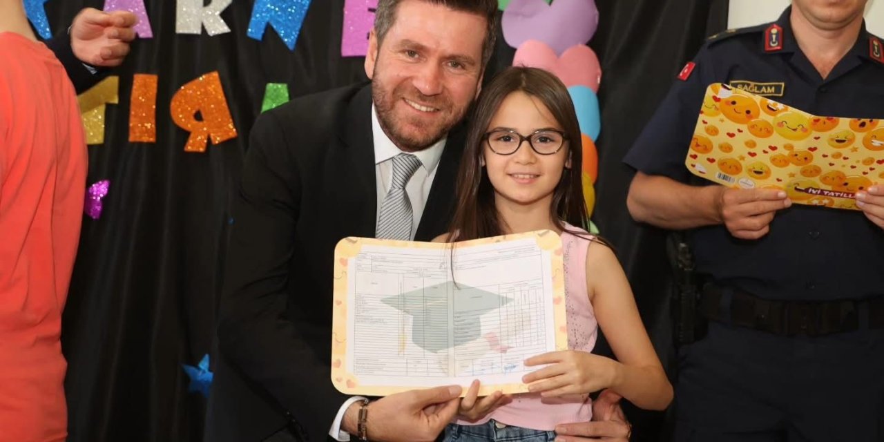 Başkan Tatık öğrencilerin karne heyecanına ortak oldu