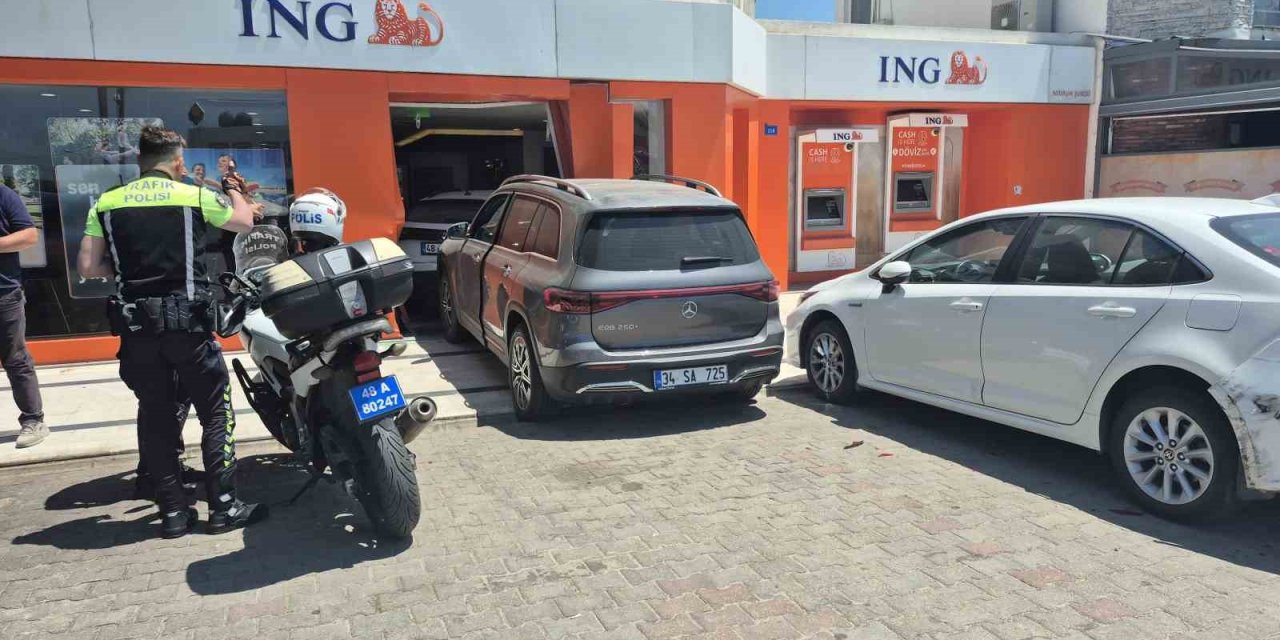 Cipin çarptığı otomobil bankaya girdi