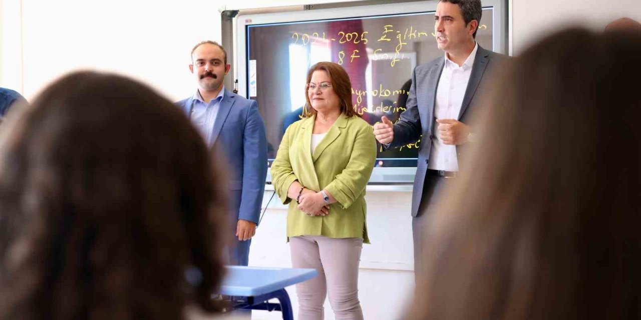 Başkan Gençay, öğrencilerin karne sevincine ortak oldu