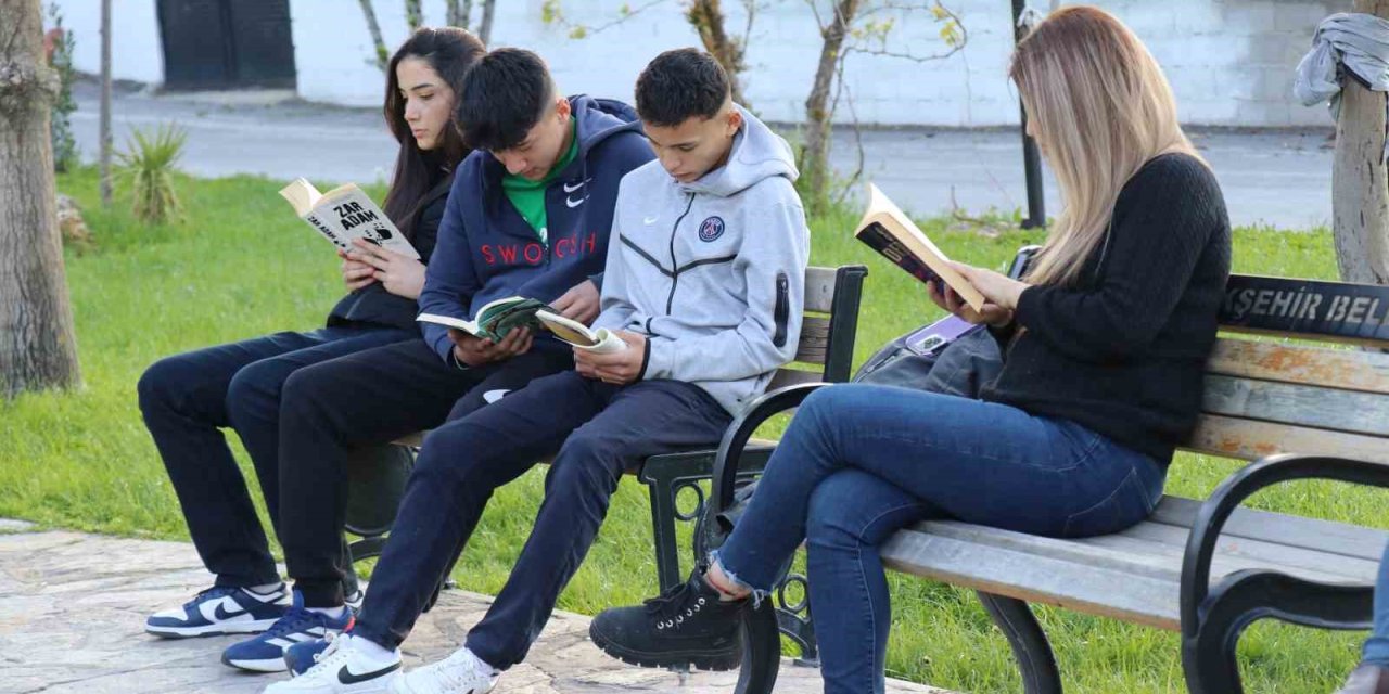 Mahalleli kitap okusun diye muhtarlığı kütüphaneye çevirdi