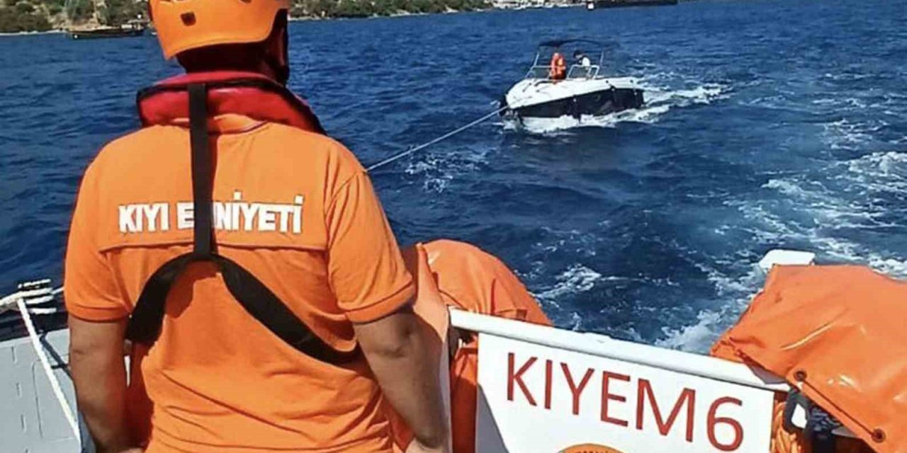 Bodrum’da içinde iki kişi bulunan ve sürüklenen tekne KIYEM ekiplerince kurtarıldı